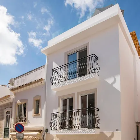 Stylish Central 2 Bedroom Townhouse *