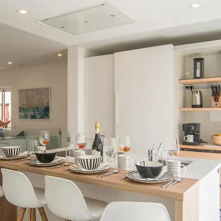 Stylish Central 2 Bedroom Townhouse *