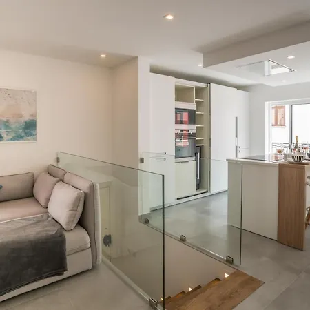 Stylish Central 2 Bedroom Townhouse *