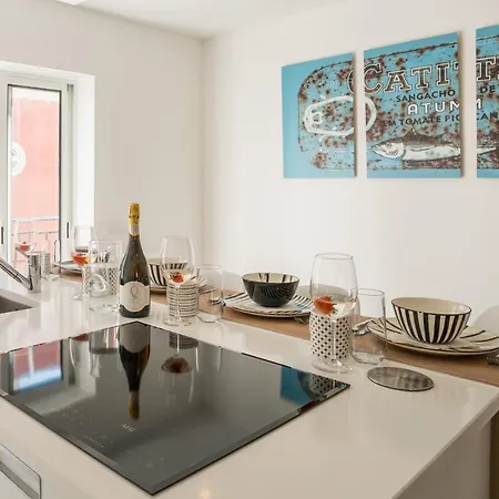Stylish Central 2 Bedroom Townhouse *